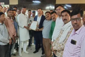 Ayodhya News: कर्मियों के दुर्व्यवहार से क्षुब्ध शिक्षकों ने घेरा बैंक, क्षेत्रीय प्रबंधक को दी शिकायत, बहिष्कार की चेतावनी 