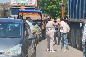 कॉलर पकड़ा...थप्पड़ों की बौछार की, फिर पकड़ कर ले गई; हमीरपुर में अधिकारी की पत्नी ने ट्रैक्टर चालक को पीटा