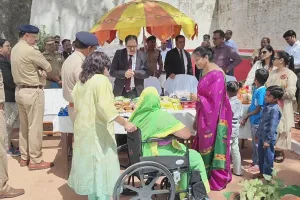 शाहजहंपुर: जिला कारागार में जन्मी बच्ची को मिला अनमोल नाम, काटा केक...जिला जज-डीएम और एसपी पहुंचे