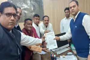 मुरादाबाद : नेताजी का अपमान नहीं सहेगा हिंदुस्तान...कलेक्ट्रेट पहुंचे अखिल भारतीय कायस्थ महासभा के पदाधिकारी, DM अनुज सिंह को सौंपा ज्ञापन