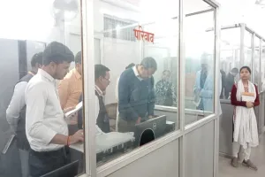 मुरादाबाद : फाइलों को व्यवस्थित कर मांगी गई सूचना को अपडेट रखें पटल सहायक, DM अनुज सिंह ने किया औचक निरीक्षण