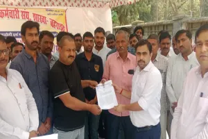 Bahraich News : सहकारी समिति संघ ने आठ सूत्रीय मांगों को लेकर दिया धरना