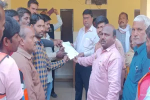 Ayodhya News: नगर पंचायत कर्मी के विरुद्ध एफआईआर होने से कर्मियों में आक्रोश, ईओ को सौंपा ज्ञापन