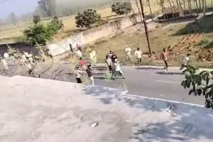 Bareilly: जुमा की नमाज में हुआ बवाल! जानिए आपस में क्यों भिड़े नमाजी? चले लाठी-डंडे...