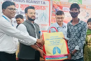 विश्व टीबी दिवस कल : संक्रमित मरीजों के लिए मसीहा बना KGMU का यह युवा, 40 दिन में 72 बीमार लोगों को ले चुके हैं गोद