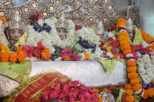 नवरात्र के पहले दिन कानपुर के देवी मंदिरों में भक्तों की भीड़; जयकारों से गूंज रहे मंदिर, CCTV से कड़ी निगरानी