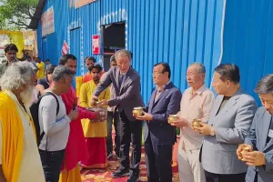 दक्षिण कोरिया से 78 सदस्यीय प्रतिनिधिमंडल पहुंचा अयोध्या, रानी हो पार्क में अर्पित किये श्रद्धासुमन  