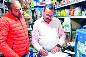 छापामारी में दुकान पर मिले एक्सपायरी मसाले   