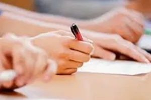 बहराइच: बोर्ड परीक्षा में पकड़ा गया नकलची, स्मार्ट वॉच से कर रहा था नकल