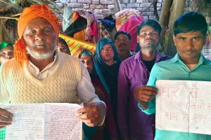 गांव से पलायन को मजबूर ग्रामीण : झोपड़ी के पास होलिका दहन से परेशान दलित परिवार