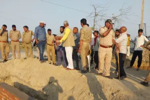 Barabanki News : पुलिया निर्माण को लेकर ग्रामीणों का जबरदस्त विरोध, अधिकारियों ने ग्रामीणों को समझाया, रुकवाया कार्य