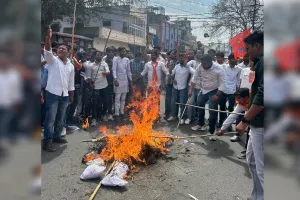 कासगंज: राणा सांगा पर बयान से नाराजगी...एबीवीपी कार्यकर्ताओं ने फूंका सपा सांसद का पुतला