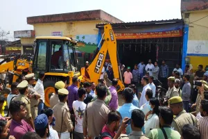 मुरादाबाद मंडी समिति में अवैध निर्माण पर चला बुलडोजर, आढ़तियों में मची खलबली