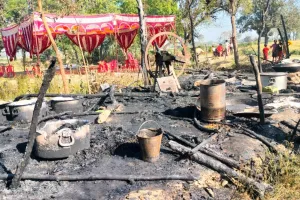 फर्रुखाबाद में छप्पर में आग लगने से लाखों का सामान जलकर राख, तीन लोग झुलसे; हादसे के बाद मची भगदड़