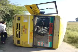 Jhansi accident :स्कूली बच्चों को ले जा रही बस पलटी,कई बच्चे हुए घायल 