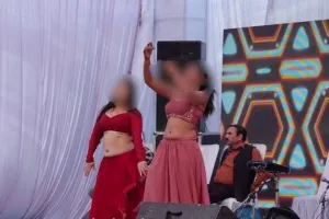 होली मिलन समारोह में बार बालाओं का डांस, मंत्री समेत कई विधायकों की मौजूदगी में मंच पर लगे ठुमके, आम जनता में रोष