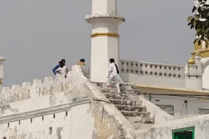 संभल जामा मस्जिद पहुंची एएसआई की टीम, लिया जायजा...फोटोग्राफी भी कराई