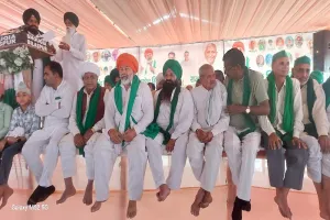 Rampur : किसान मजदूर महापंचायत में बोले राकेश टिकैत-अफसरों को अपने ट्रैक्टर का डर दिखाते रहें 