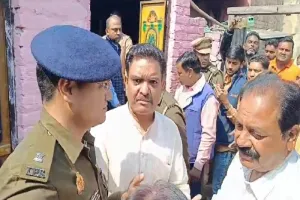 Moradabad : दुष्कर्म पीड़िता के घर पहुंचे मंत्री असीम अरुण, दलित किशोरी के हाथ पर लिखा 'ओम' तेजाब से जलाने और जबरन मांस खिलाने का भी आरोप