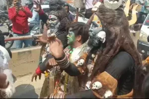 Varanasi Masan Holi 2025 : ...होली खेले मसाने में, रंगोत्सव से पहले हरिश्चंद्र घाट पर चिता की राख से खेली गई होली