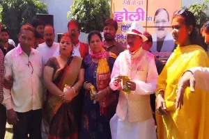 मुरादाबाद : महापौर विनोद अग्रवाल के कैंप कार्यालय पर धूमधाम से मनाई गई होली, जमकर उड़े रंग और गुलाल