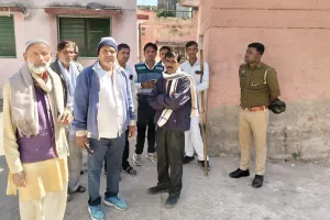 महोबा में तेज रफ्तार ट्रैक्टर ने बारातियों को कुचला: दो की मौत, 4 घायल; दूल्हे की निकासी के दौरान हाईवे में बारात के घूमते समय हुआ हादसा 