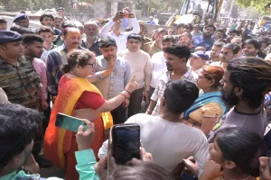 Kanpur News : बाबूपुरवा में मन्दिर, नाले व फुटपाथ पर अतिक्रमण ढहाया, नशेबाजी की शिकायत पर महापौर ने दी चेतावनी