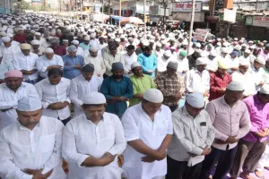 मेरठ : अलविदा से पहले पुलिस का फरमान, सड़क पर नमाज पढ़ी तो लाइसेंस-पासपोर्ट होगा रद 