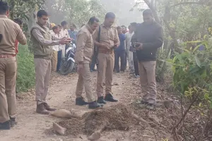 अमरोहा: युवक का शव मिलने से हड़कंप...हाथ पर लिखा है ओम और एमके 