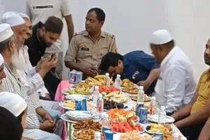 Meerut News :  बिना अनुमति के पुलिस चौकी में रोजा इफ्तार पार्टी! एसएसपी ने एक्शन लेते हुए दरोगा को लाइन हाजिर किया