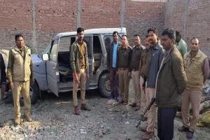 रामपुर : वन विभाग ने 150 क्विंटल खैर की लकड़ी पकड़ी, वन तस्कर फरार...एक बाइक और कार को किया सीज