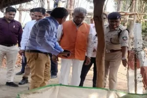 Bahraich News : वन मंत्री ने नर्सरी में लगे पौधों के विकास पर जताया संतोष, बोले- पौधों की देखभाल के साथ देते रहे खाद पानी