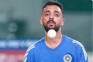 वरुण चक्रवर्ती सीमित ओवरों के क्रिकेट में विश्व स्तरीय गेंदबाज बनने के करीब, मुरली विजय ने की प्रशंसा