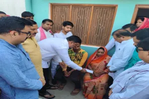 Ayodhya News : समाजवादी पार्टी ने शिवम यादव के परिजनों को दी आर्थिक सहायता 