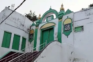 संभल की जामा मस्जिद में दूसरे दिन भी रंगाई-पुताई का काम जारी, LED फोकस लाइटों को भी लगाया गया