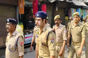 संभल में रंग एकादशी पर कड़े सुरक्षा प्रबंध, एएसपी और सीओ ने निकाला पैदल मार्च 