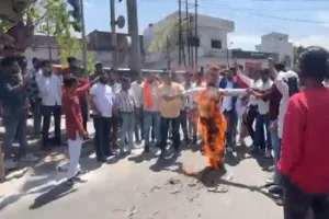 मुरादाबाद : सड़क पर उतरी करणी सेना, सपा सांसद रामजीलाल सुमन का फूंका पुतला...हिंदुओं से एकजुट होने का किया आह्वान