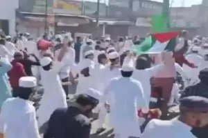 Saharanpur News : कुछ युवकों ने ईद की नमाज के बाद फिलिस्तीन झंडा लहराया