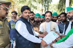 लखीमपुर खीरी: भाकिसं को डीएम कार्यालय पर जाने से रोका, पुलिस से हुई तीखी बहस 