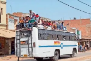 शाहजहांपुर: त्योहार की छुट्टियां खत्म, यात्रियों को वापसी के लिए झेलनी पड़ रही परेशानी