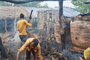 लखीमपुर खीरी: आग से दो भाइयों के घर जलकर राख, लाखों का नुकसान
