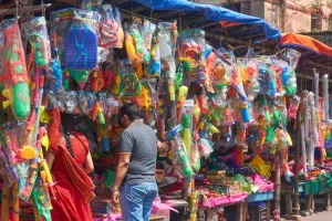बदायूं: होली के लिए बाजारों में भगवा रंग का क्रेज, व्यापारियों ने जताई अच्छी बिक्री की उम्मीद