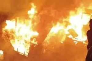 लखीमपुर खीरी: एक घर में लगी आग, छह आशियाने जलकर राख