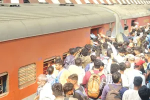 लखीमपुर खीरी: होली के बाद ट्रेनों में उमड़ी भीड़, रोडवेज ने बढ़ाए बसों के फेरे