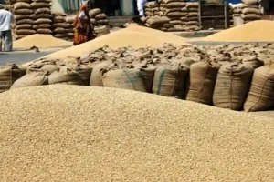 लखीमपुर खीरी: गेंहू खरीद केंद्रों पर किसानों का इंतजार, पहले दिन नहीं हुई खरीद