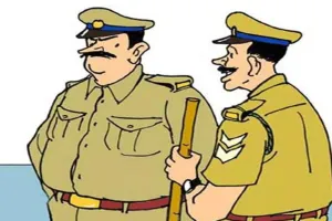 बदायूं में नकली चूड़ियां बेचने वाले युवकों के पक्ष में दारोगा का समर्थन, व्यापारियों ने किया धरना