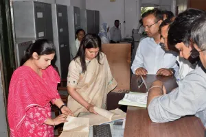 बरेली: कलेक्ट्रेट निरीक्षण में गंभीर खामियां, कमिश्नर ने अधिकारियों को लगाई कड़ी फटकार