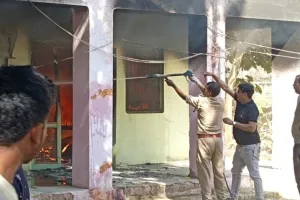 लखीमपुर खीरी: सीएचसी मोहम्मदी के स्टोर रूम में लगी भीषण आग, लाखों का हुआ नुकसान