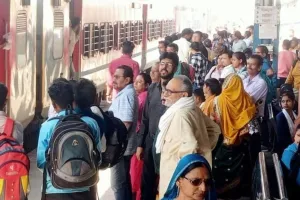 पीलीभीत में पूर्णागिरि धाम जाने वाली ट्रेनों और बसों में भारी भीड़, श्रद्धालु हो रहे परेशान