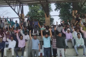 लखीमपुर खीरी: एंटी करप्शन टीम से नोकझोंक, एपीओ की गिरफ्तारी पर कर्मचारियों का विरोध